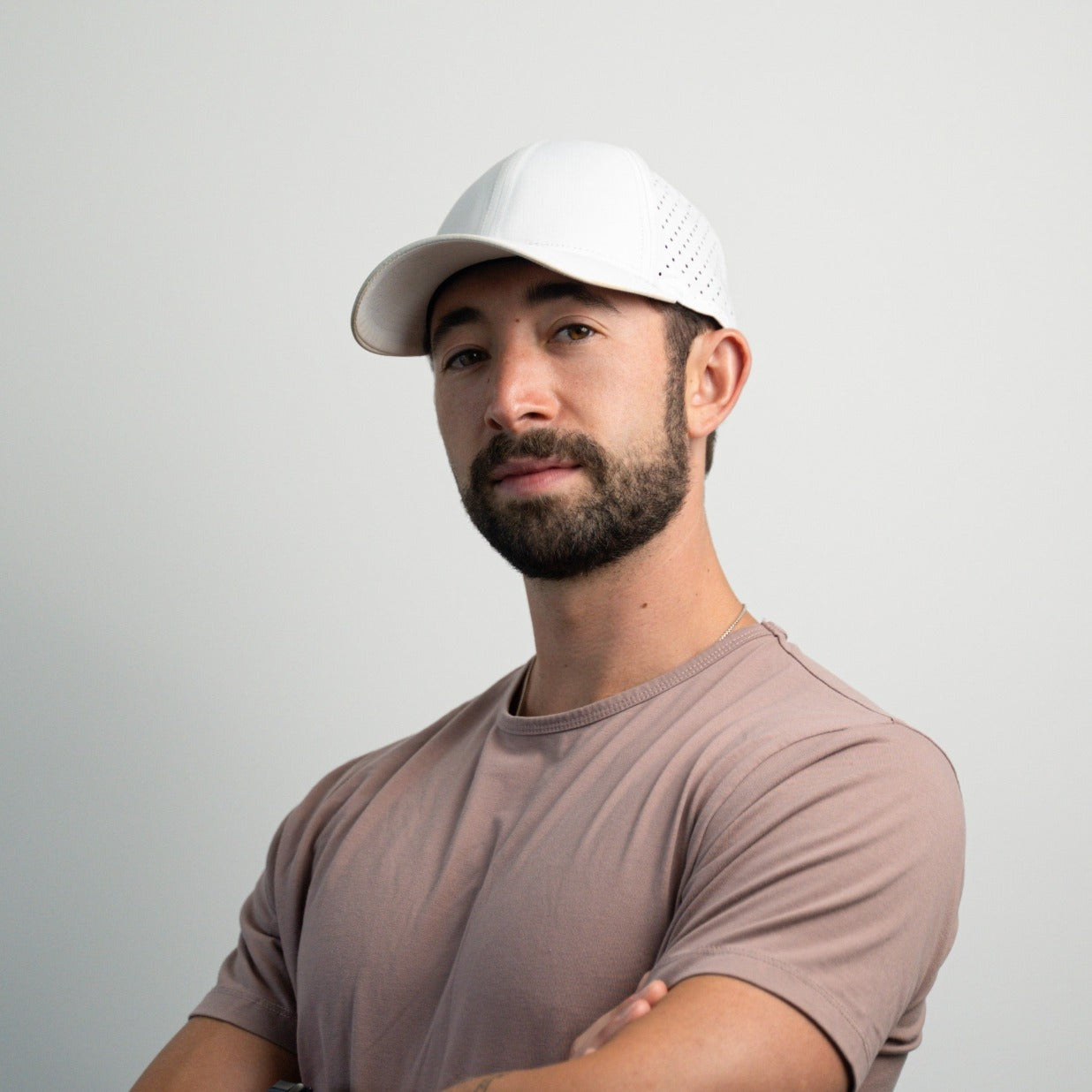 Model wearing Vandre arctic white athleisure hat